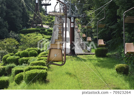 單座纜車以新鮮綠色攀爬 單座纜車以新鮮綠色攀爬 70923264