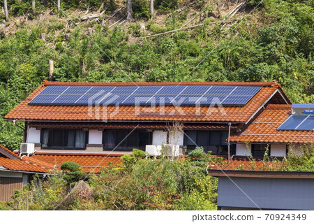Japanese-style eco-house and greenery in the back mountains Japanese-style eco-house and greenery in the back mountains 70924349