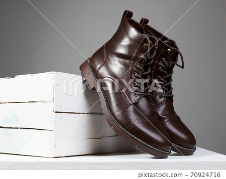 Trendy brown boots with white wooden box Trendy brown boots with white wooden box 70924716