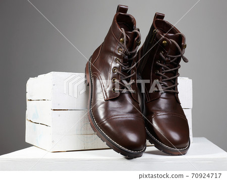 Trendy brown boots with white wooden box Trendy brown boots with white wooden box 70924717
