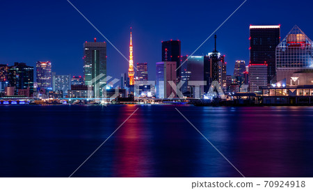 Night view of Tokyo Tower and Harumi Wharf (from Toyosu Gururi Park) 70924918