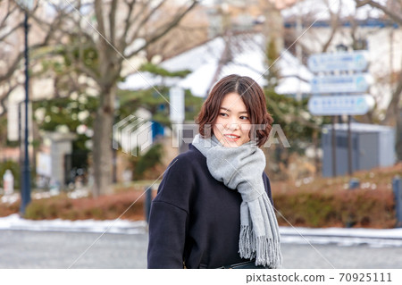 A young woman sightseeing in Motomachi, Hakodate 70925111