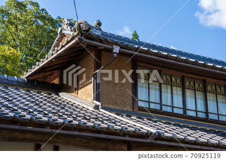Old houses 70925119