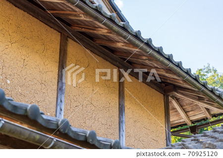 一個老私有房子的土製牆壁 70925120