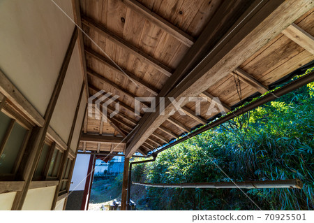 Scenery of the eaves of an old folk house Scenery of the eaves of an old folk house 70925501