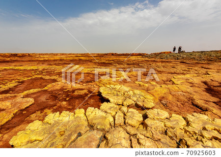 遊覽埃塞俄比亞達納克爾沙漠時,停靠在達爾羅爾火山附近的神秘風景和天空 遊覽埃塞俄比亞達納克爾沙漠時,停靠在達爾羅爾火山附近的神秘風景和天空 70925603