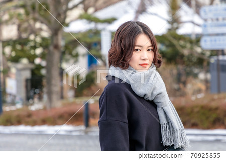 A young woman sightseeing in Motomachi, Hakodate 70925855