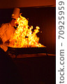A chef who confronts cooking that raises flames 70925959