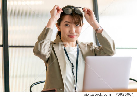 Glasses on the forehead 70926064