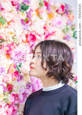 站在花牆上的年輕女子 70926585