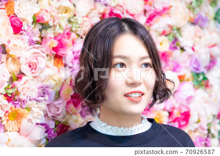 站在花牆上的年輕女子 70926587