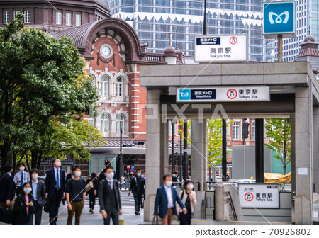 日本東京都市風景，在東京車站前，戴著口罩（背面是紅磚車站大樓）= 2020年10月28日 70926802