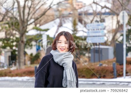 函館元町觀光的年輕女子 函館元町觀光的年輕女子 70926842