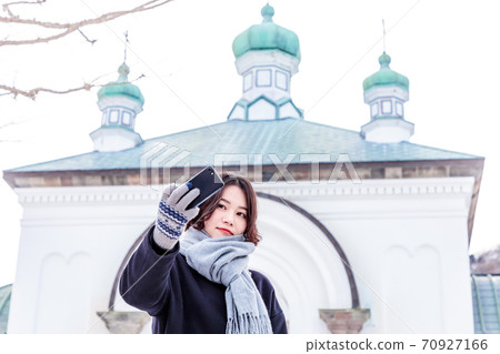 A young woman sightseeing in Motomachi, Hakodate 70927166