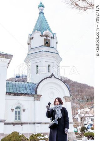 A young woman sightseeing in Motomachi, Hakodate 70927176