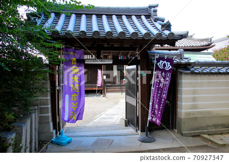 A mountain gate between the shrines of Osaka Pokkuri-ji and Nyoganji, which I found while walking around the city of Kiren Kanmoat, Hirano-ku, Osaka. 70927347