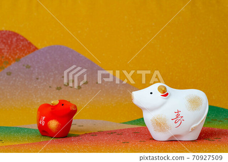 可愛的牛雕像 70927509