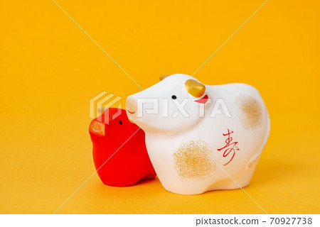可愛的牛雕像 70927738