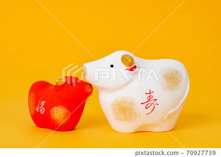 可愛的牛雕像 70927739
