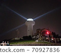 A lighthouse that illuminates the night 70927836
