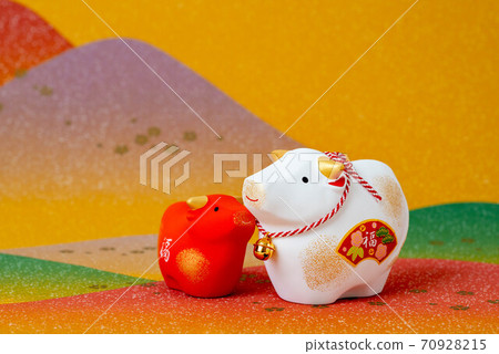 可愛的牛雕像 70928215