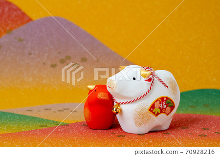 Cute cow figurine 70928216