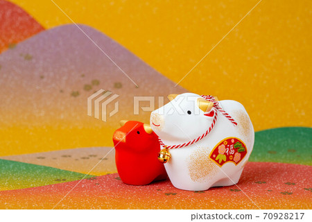 可愛的牛雕像 70928217