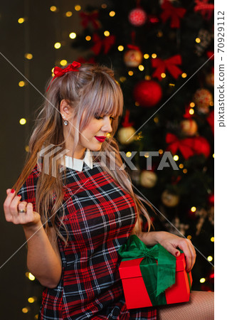 Girl christmas at home 70929112