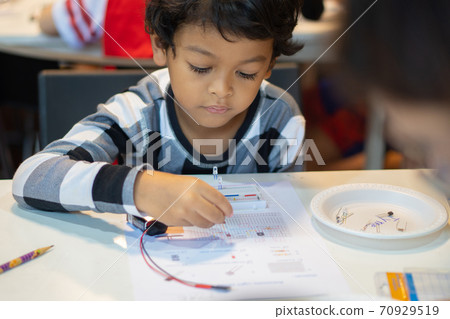 kid learn to connect electric circuits in the classroom. kid learn to connect electric circuits in the classroom. 70929519