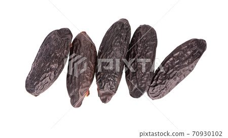 Tonka beans isolated on white background. Bean of Dipteryx odorata, cumaru or kumaru. Fresh aroma tonka beans. Close-up. Top view. 70930102