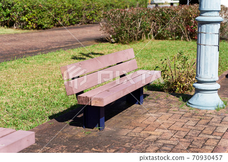 公園的長椅上 公園的長椅上 70930457