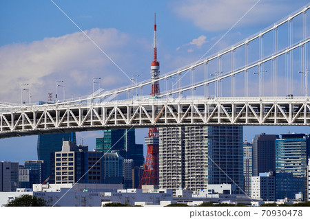 彩虹橋和建築物 70930478