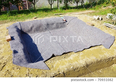 花園中的池塘製作過程（墊層材料） 70931082