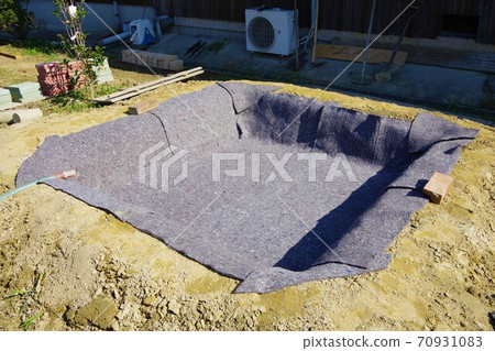 The process of making a pond in the garden (cushion material) The process of making a pond in the garden (cushion material) 70931083