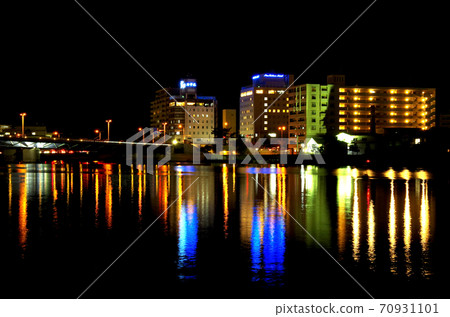 Shishido大橋大橋和松江新治子溫泉鎮的夜景 島根縣松江市 晴天 照片素材 圖片 圖庫