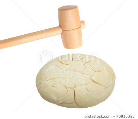 Kagamibiraki (kagamimochi and wooden mallet) Kagamibiraki (kagamimochi and wooden mallet) 70933383