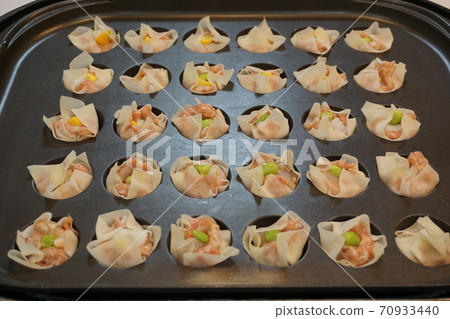 Shumai with takoyaki [during cooking / before heating] 70933440