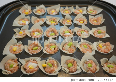 使用章魚燒機的燒賣[烹飪過程中] 70933442