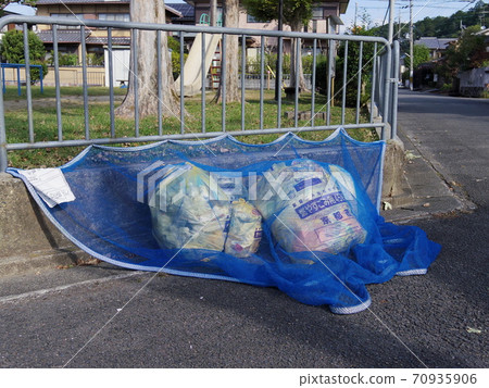 垃圾收集網棄置在垃圾收集站 垃圾收集網棄置在垃圾收集站 70935906