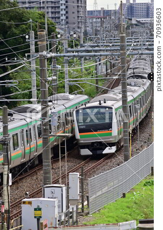 上下班的中距離通勤火車 上下班的中距離通勤火車 70936603