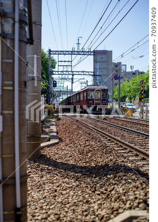 阪急列車通過一個小十字路口 70937409