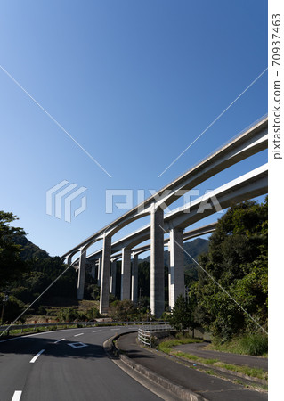 在新明津高速公路的山間（三重縣龜山市朝山町附近）的高架橋狀 70937463