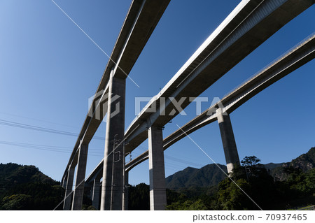 在新明津高速公路的山間（三重縣龜山市朝山町附近）的高架橋狀 70937465