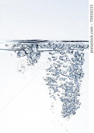 礦泉水氣泡，許多水氣泡 70938155