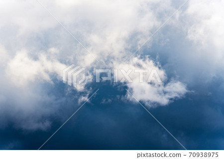 Dramatic thunderstorm clouds in sky before rain Dramatic thunderstorm clouds in sky before rain 70938975
