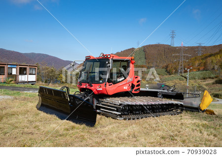 雪地車可在滑雪勝地保持斜坡 70939028