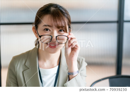 Glasses working woman Glasses working woman 70939230