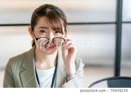 眼鏡工作的女人 70939234