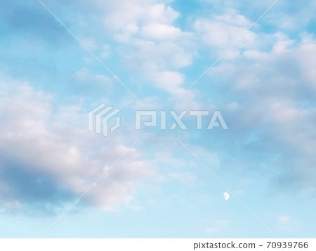 白天的風景與秋天的淺藍色天空，白雲和半個月亮 70939766
