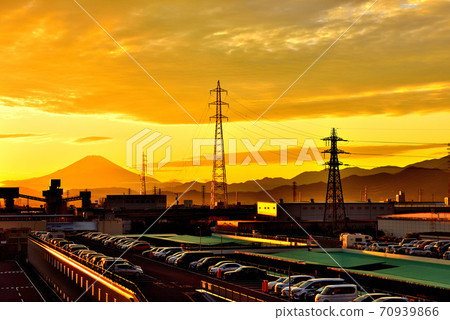 從產業園區看富士山的日落和輪廓 70939866